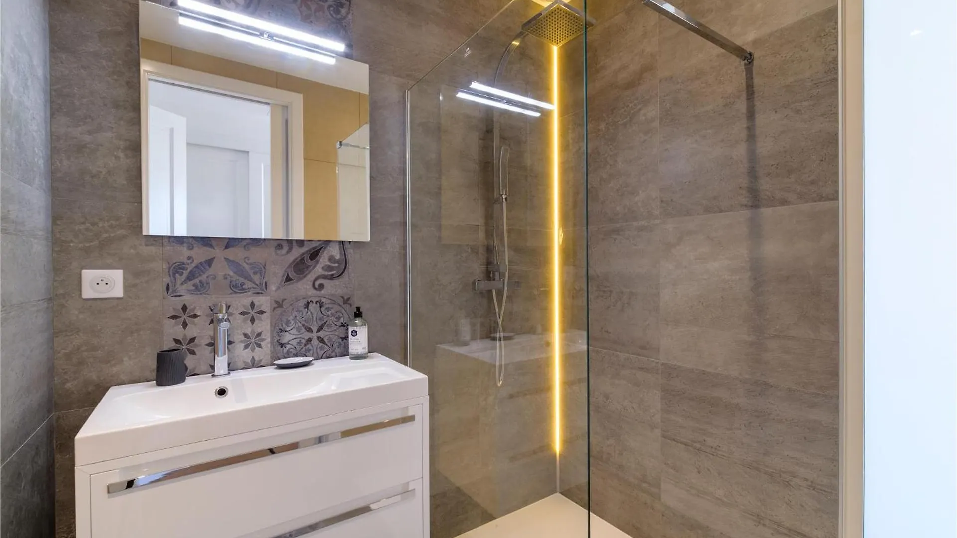 Nice Home In Les Adrets-De-Lestere With Kitchen Γαλλία